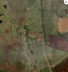 Figura 10– Vista de um trecho do <i>Canal do Rio Piui</i>, retificado e dragado, ao lado do leito natural do rio Piumhi: A – Imagem satélite; B- Carta geográfica