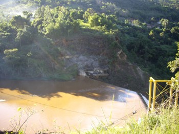 Figuras 9 e 10 - Vistas da barragem de nível da PCH Furquim  no ribeirão do Carmo