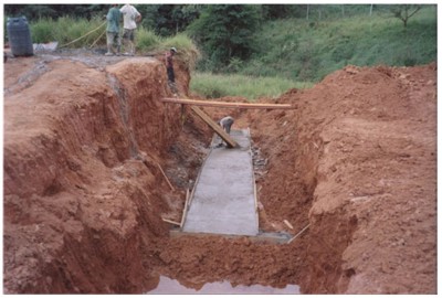 Figura 5- Preparação da base de concreto (berço)