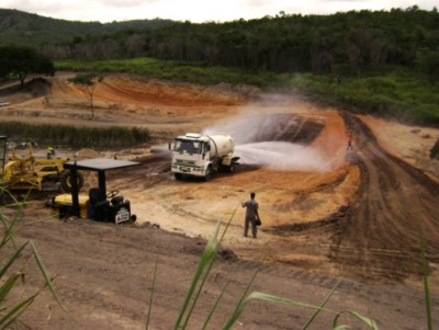 e) Caminhão pipa utilizado como apoio na compactação do maciço de terra da barragem.