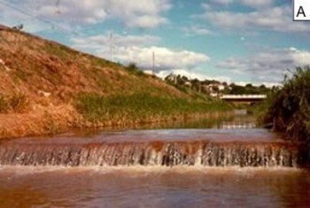 Figura 20 – Figura 20 – Estrutura de controle de declividade no leito do rio Maracanã, município de Oliveira, MG: Vista de frente